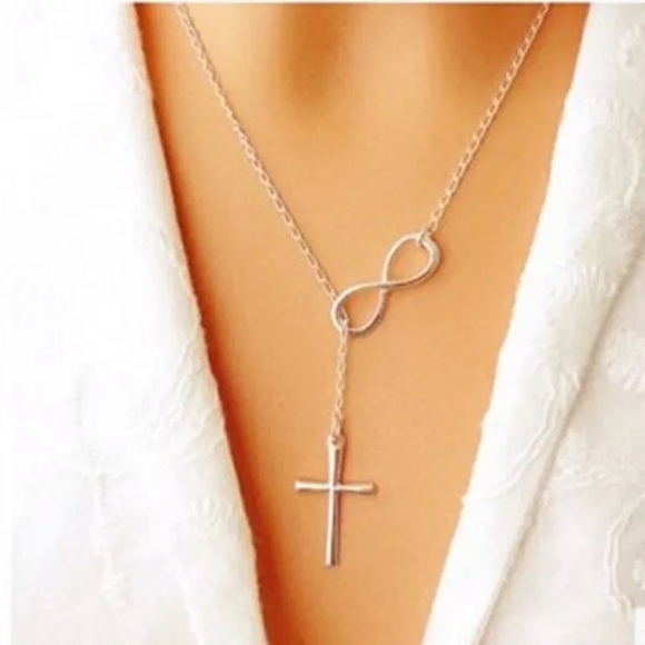 Jewelry - Gorgeous Pendant Silver Cross Necklace
